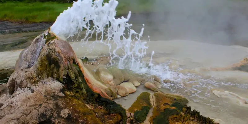 visit-the-sempaya-hot-springs